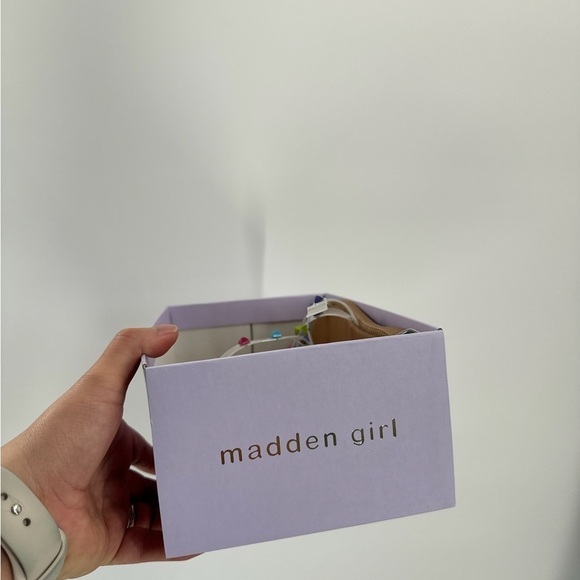 Madden Girl Colorful Plastic Studs Sandals Size 5 NEW - Picture 3 of 3